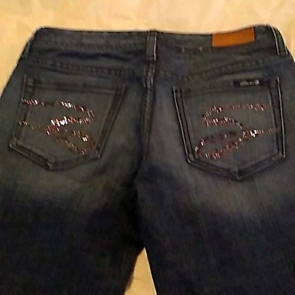 Seven7 jeans size 28 long, flared dark jeans with bling back pockets 2% spandex - Picture 3 of 8